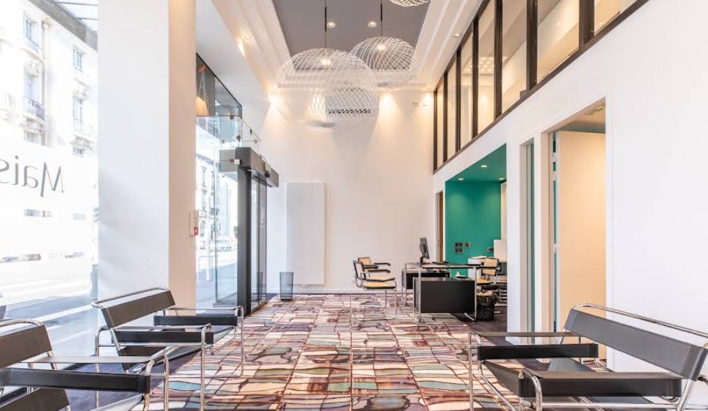 Espace d'accueil lumineux avec fauteuils